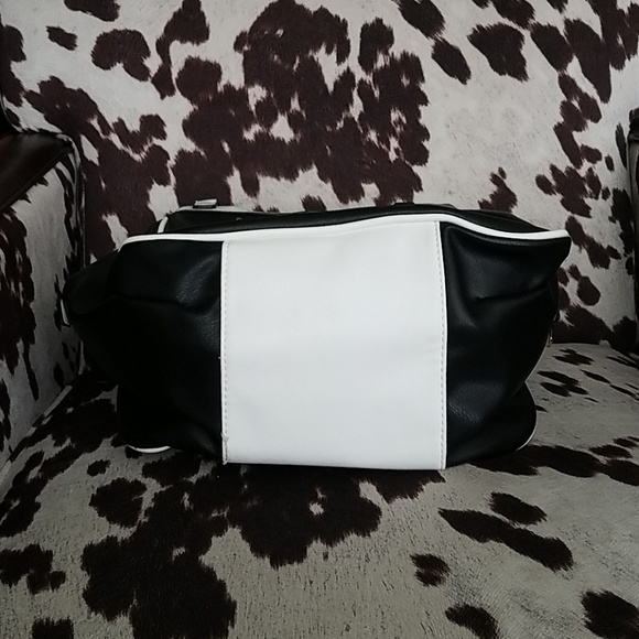 NWT Gorgeous Bl&Wht Chacal Taylor Studded Tote - Picture 4 of 10